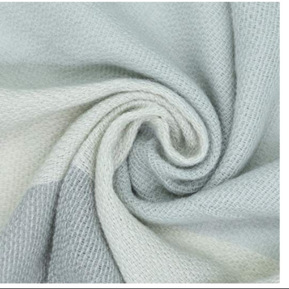 LAST ONE!! Grey/white fringed check blanket scarf - Picture 5 of 5